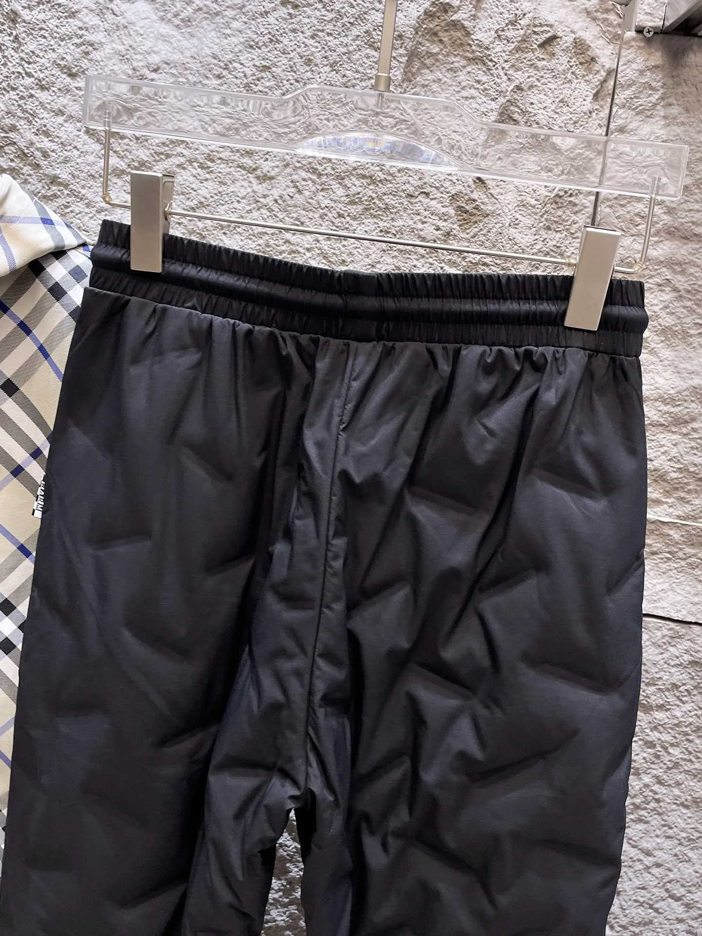 P490 Big Goose🇨🇦🌹25 new autumn and winter thickened warm down pants are here🔥Winter essential outdoor windproof, lockable and warm. Made of professional-grade outdoor windproof, waterproof and breathable fabric. Lining 90% white duck down filling. Lightweight design. Lightweight and warm. Seamless gluing process on the inside. Made of light and gall-free anti-drilling fabric to effectively prevent velvet running. Original hardware accessories. Classic logo matching. Simple and versatile, the upper body is stylish and not bloated. The style is the same for men and women! Size: M-3XL.